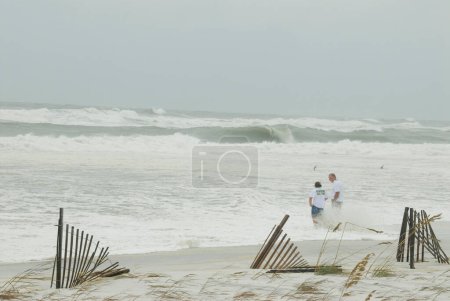 Foto de Gente en la costa del Golfo con olas - Imagen libre de derechos