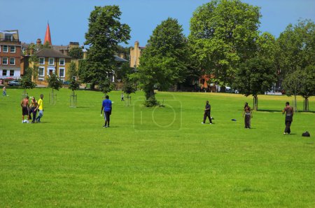 Foto de Vista de los jugadores de fútbol en el campo verde - Imagen libre de derechos