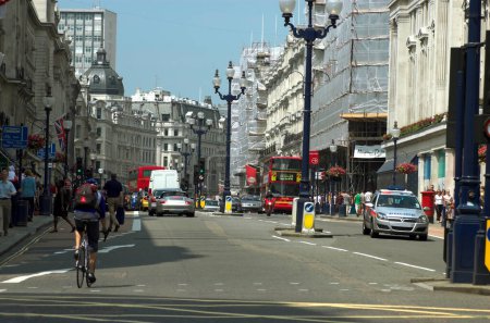 Téléchargez les photos : Les gens marchant dans la rue de Londres. - en image libre de droit