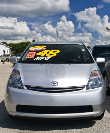 Téléchargez les photos : Toyota Prius usagée en arrière-plan, gros plan - en image libre de droit