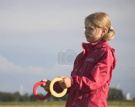Téléchargez les photos : Fille avec cerf-volant volant - en image libre de droit