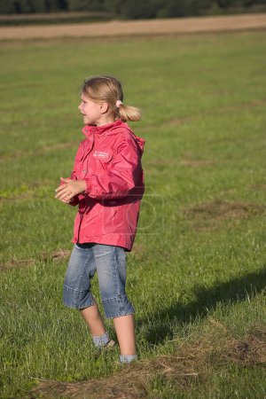 Téléchargez les photos : Fille courir sur la prairie avec cerf-volant - en image libre de droit