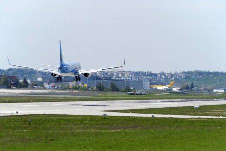 Foto de Avión comercial en el aeropuerto - Imagen libre de derechos