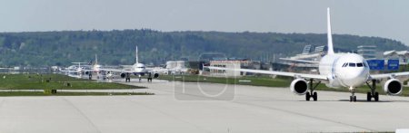 Téléchargez les photos : Avion commercial dans l'aéroport - en image libre de droit