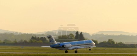 Téléchargez les photos : Avion commercial, avion et thème de l'aéroport - en image libre de droit