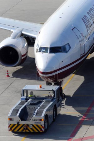 Téléchargez les photos : Avion commercial dans l'aéroport - en image libre de droit