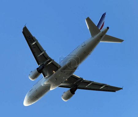 Foto de Avión comercial en el cielo azul. concepto de viaje de aviación y aeronaves - Imagen libre de derechos
