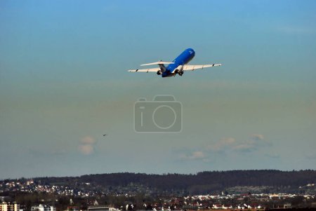 Foto de Cielo del atardecer y avión de pasajeros volador. transporte aéreo - Imagen libre de derechos