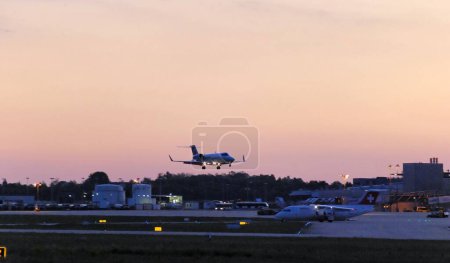 Foto de Atardecer cielo puesta del sol y vuelo avión comercial. transporte aéreo - Imagen libre de derechos