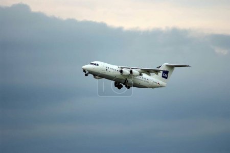 Foto de Cielo azul y avión volador. transporte aéreo - Imagen libre de derechos