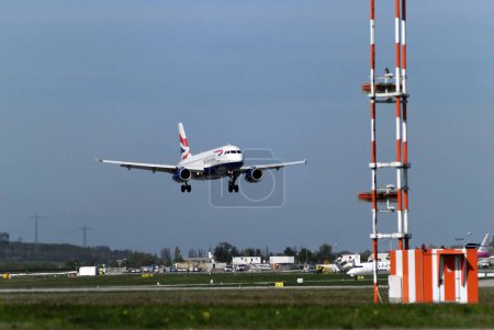 Foto de Avión comercial volando en el cielo. transporte aéreo - Imagen libre de derechos