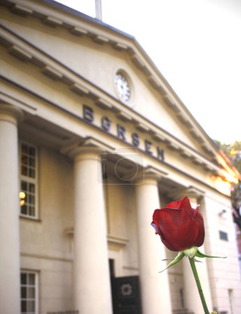 Téléchargez les photos : Oslo bâtiment de la bourse avec fleur de rose - en image libre de droit