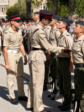 Téléchargez les photos : MALTA - OCTOBER 05 2008: Recruits for the Armed Forces of Malta stand at attention - en image libre de droit