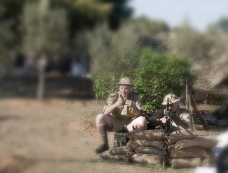 Foto de Soldados en el campo. con arma - Imagen libre de derechos