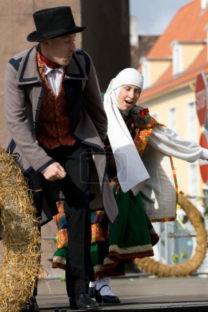 Téléchargez les photos : Danses folkloriques lettons traditionnels - en image libre de droit
