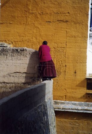 Téléchargez les photos : Tibetan monk watching the procession - en image libre de droit
