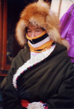 Foto de Tibetan woman, travel place on background - Imagen libre de derechos