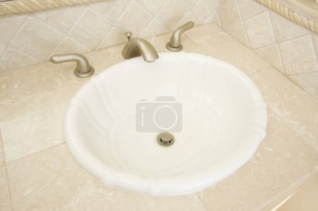 Téléchargez les photos : Shell Sink and Faucet - en image libre de droit