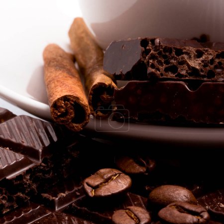 Foto de Chocolate, granos de café, rama de canela - Imagen libre de derechos