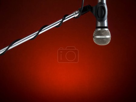 Téléchargez les photos : Radio micro sur fond rouge - en image libre de droit