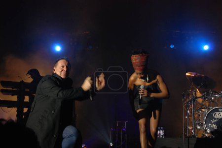 Téléchargez les photos : Simple Minds groupe se produisant sur Concert - en image libre de droit