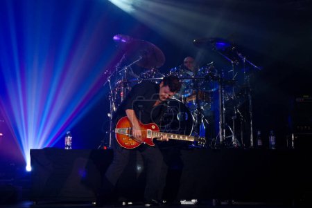 Téléchargez les photos : Simple Minds groupe se produisant sur Concert - en image libre de droit