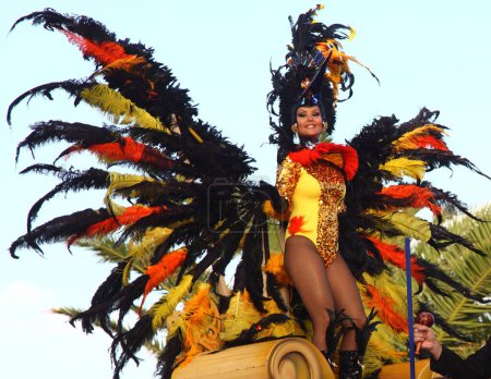 Foto de Intérprete en traje brillante en el carnaval - Imagen libre de derechos
