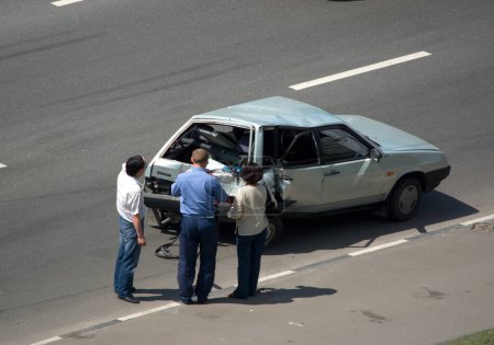 Téléchargez les photos : Hommes et rapport d'accident de voiture - en image libre de droit