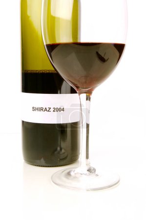 Téléchargez les photos : Vin rouge sur fond blanc - en image libre de droit