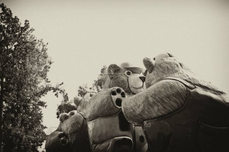 Téléchargez les photos : Balade ours au parc d'attractions - en image libre de droit