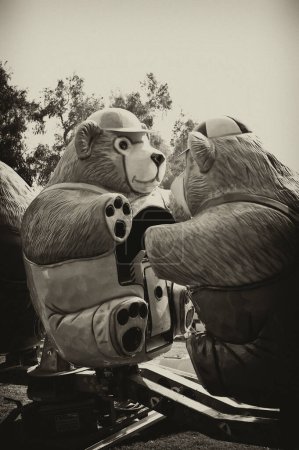 Téléchargez les photos : Balade ours au parc d'attractions - en image libre de droit