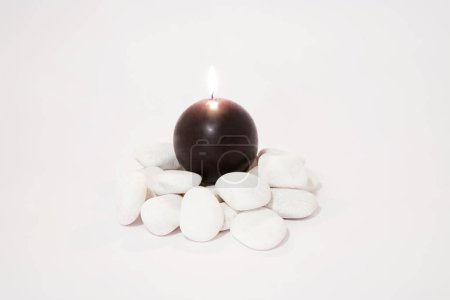 Foto de Vela con piedras sobre fondo blanco - Imagen libre de derechos