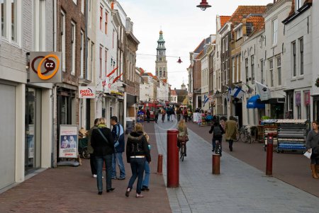 Téléchargez les photos : Déplacer la foule sur la rue de la ville aux Pays-Bas - en image libre de droit