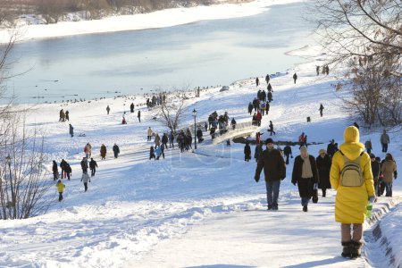 Téléchargez les photos : Les gens marchent à travers le parc d'hiver - en image libre de droit