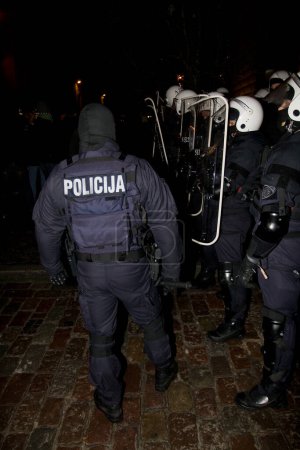 Foto de Disturbios y policía en la calle de la ciudad - Imagen libre de derechos
