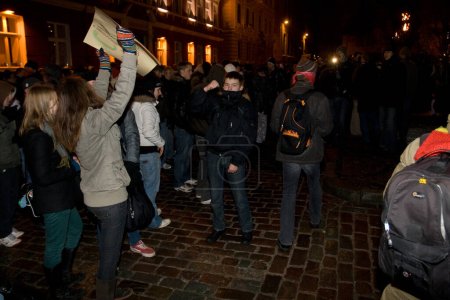 Téléchargez les photos : Émeutes et police dans la rue de la ville - en image libre de droit
