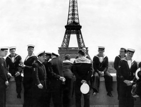 Téléchargez les photos : Officiers de marine à Paris - en image libre de droit