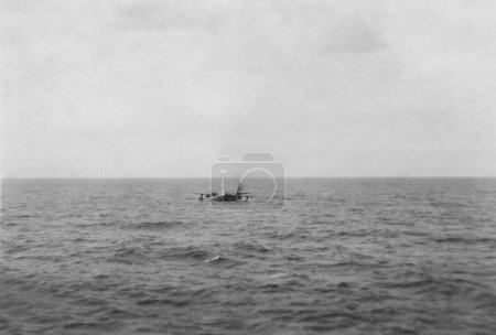 Téléchargez les photos : Hydravion au large de la Libye 1957 en mer - en image libre de droit