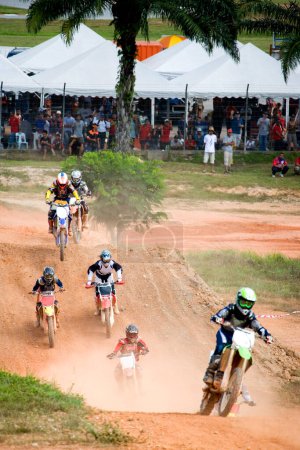 Téléchargez les photos : Championnat de Motocross, coureurs sur vélos - en image libre de droit