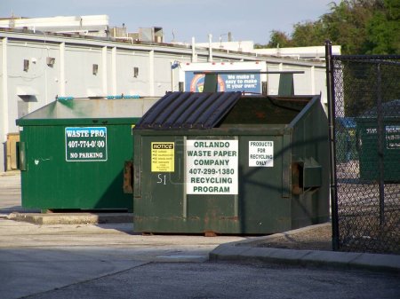 Foto de Un contenedor de basura en la calle - Imagen libre de derechos