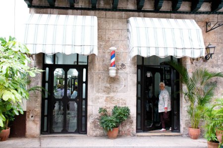 Téléchargez les photos : Citoyen local chez le coiffeur à La Havane, République de Cuba - en image libre de droit