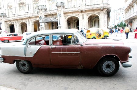 Foto de Hermoso vehículo retro en La Habana, Cuba - Imagen libre de derechos