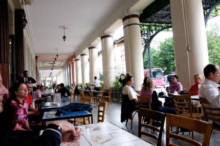Téléchargez les photos : Citoyens locaux se reposant dans un café à La Havane, République de Cuba - en image libre de droit