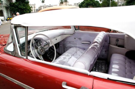 Téléchargez les photos : Magnifique véhicule rétro à La Havane, Cuba - en image libre de droit