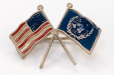 Téléchargez les photos : Nations unies pin et drapeau américain - en image libre de droit