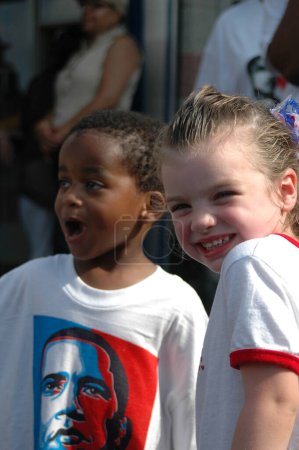 Téléchargez les photos : Des enfants au rassemblement électoral de Barack Obama - en image libre de droit