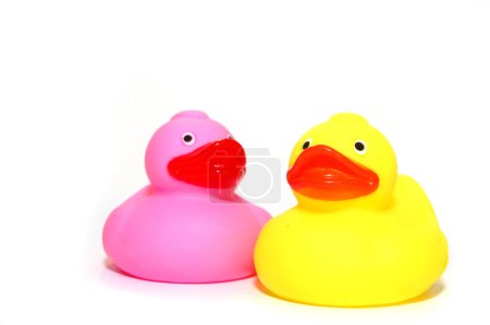 Foto de Patos de goma coloridos, juguetes para niños, primer plano - Imagen libre de derechos