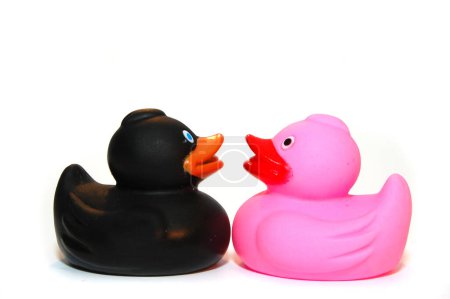 Foto de Patos de goma coloridos, juguetes para niños, primer plano - Imagen libre de derechos