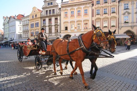 Téléchargez les photos : Horse and carriage in the old town of prague - en image libre de droit