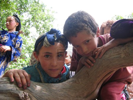 Téléchargez les photos : Enfants dans les montagnes - en image libre de droit